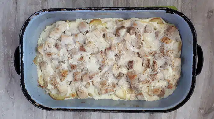 Vytažené z trouby zapečené brambory s kuřecím masem a cotagge sýrem